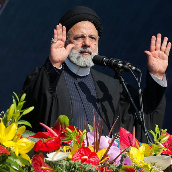 Teheran: Ebrahim Raisi, Präsident des Iran, begrüßt die Menge während der Feierlichkeiten zum 45. Jahrestag der Islamischen Revolutionvon 1979.