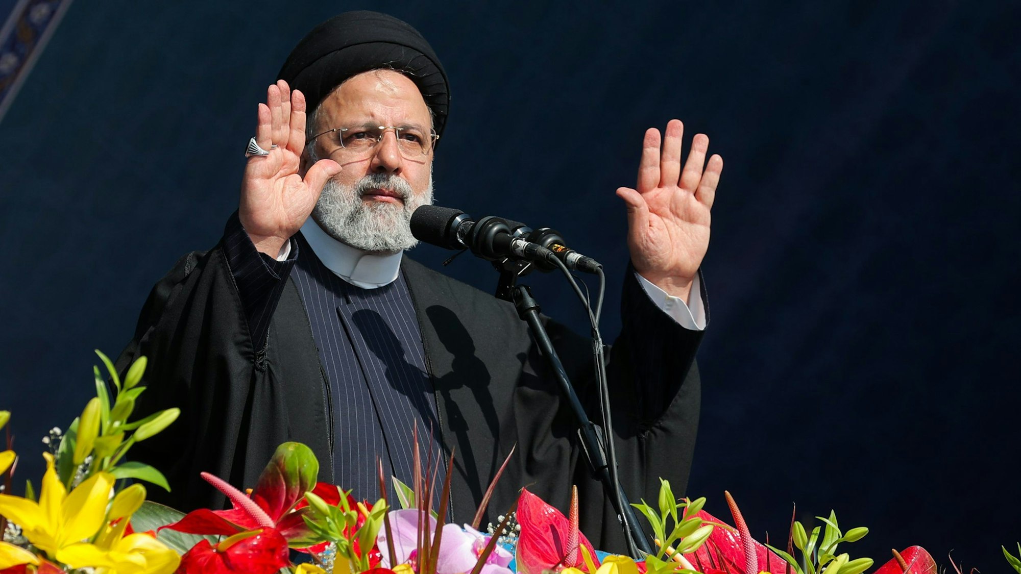 Teheran: Ebrahim Raisi, Präsident des Iran, begrüßt die Menge während der Feierlichkeiten zum 45. Jahrestag der Islamischen Revolutionvon 1979.