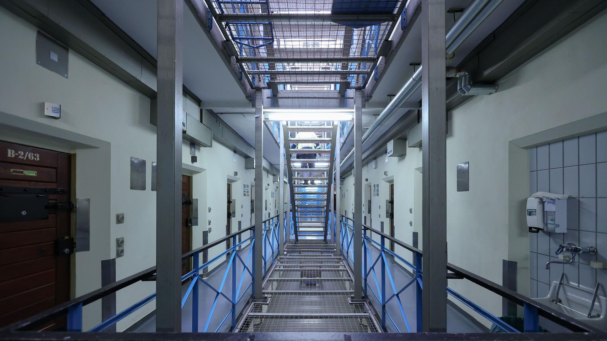 Blick in die JVA in Rheinbach (Rhein-Sieg-Kreis). Laut eines Berichts des Justizministeriums gibt es pro Jahr 1000 Drogenfunde in NRW-Gefängnissen. (Symbolbild)