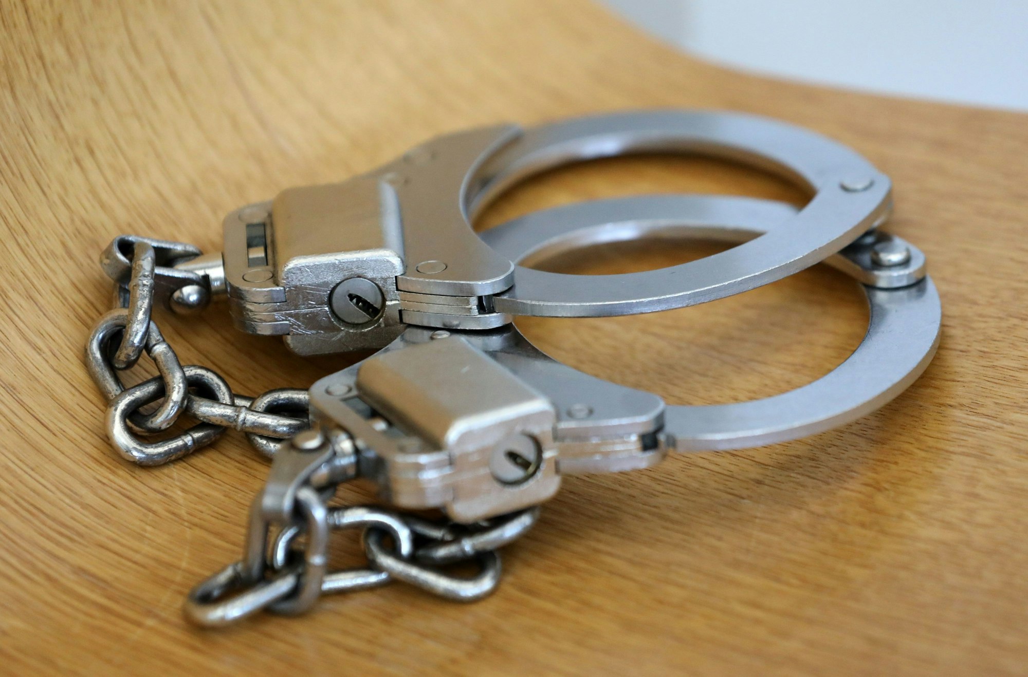 Handschellen liegen auf einem Stuhl.