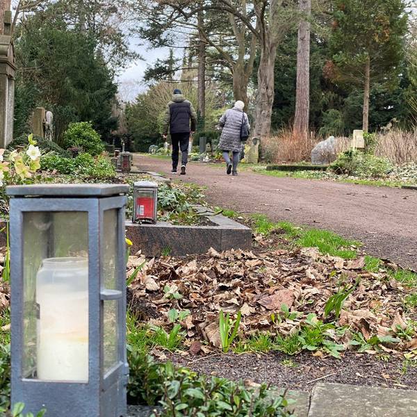 Zu sehen ist der Brühler Südfriedhof, im Vordergrund steht ein Grablicht.