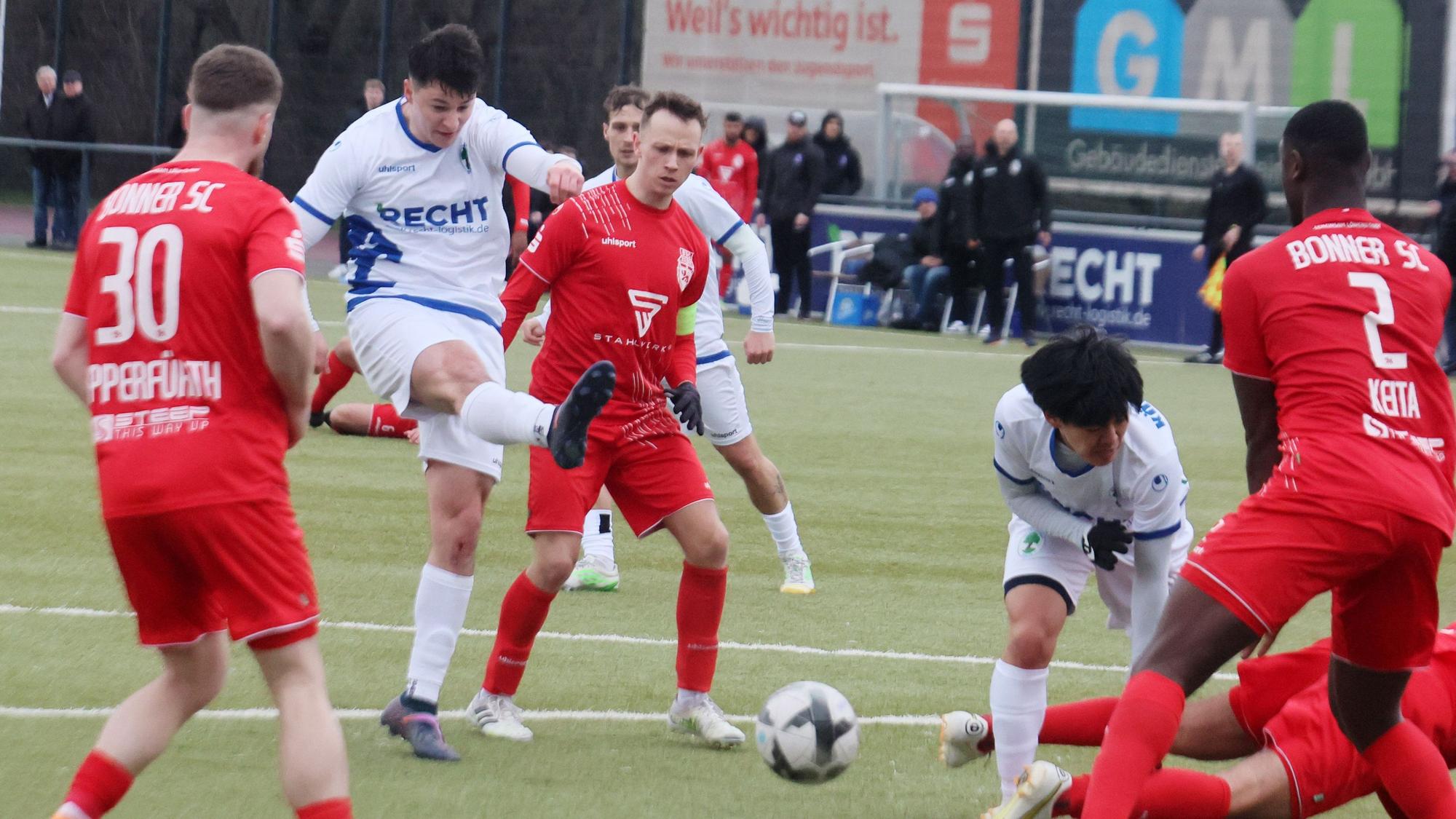Auf dem Foto ist TuS-Spieler Noah Can Kürmali im Spiel gegen den Bonner SC zu sehen.