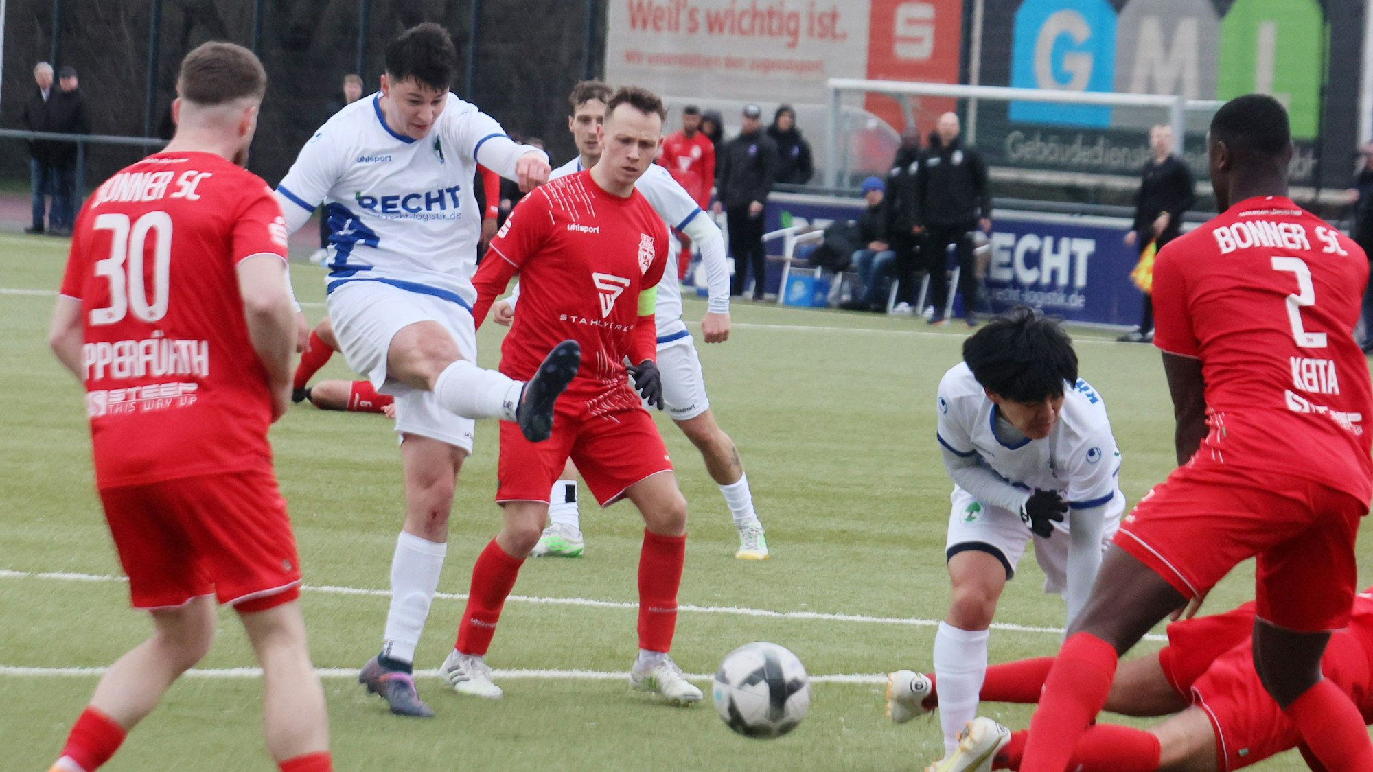 Auf dem Foto ist TuS-Spieler Noah Can Kürmali im Spiel gegen den Bonner SC zu sehen.