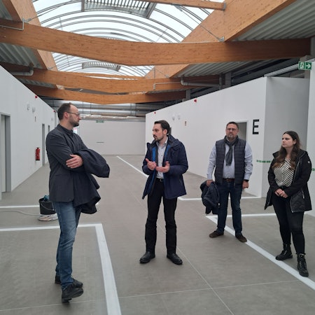 Die Stadt Niderkassel hat den ehemaligen Baumarkt Mobau Klein in Ranzel zu einer Flüchtlingsunterkunft umgebaut. Bürgermeister Matthias Großgarten (2.v.l.) und Mitarbeiter der Stadtverwaltung zeigten die Räume jetzt bei einem Pressetermin.