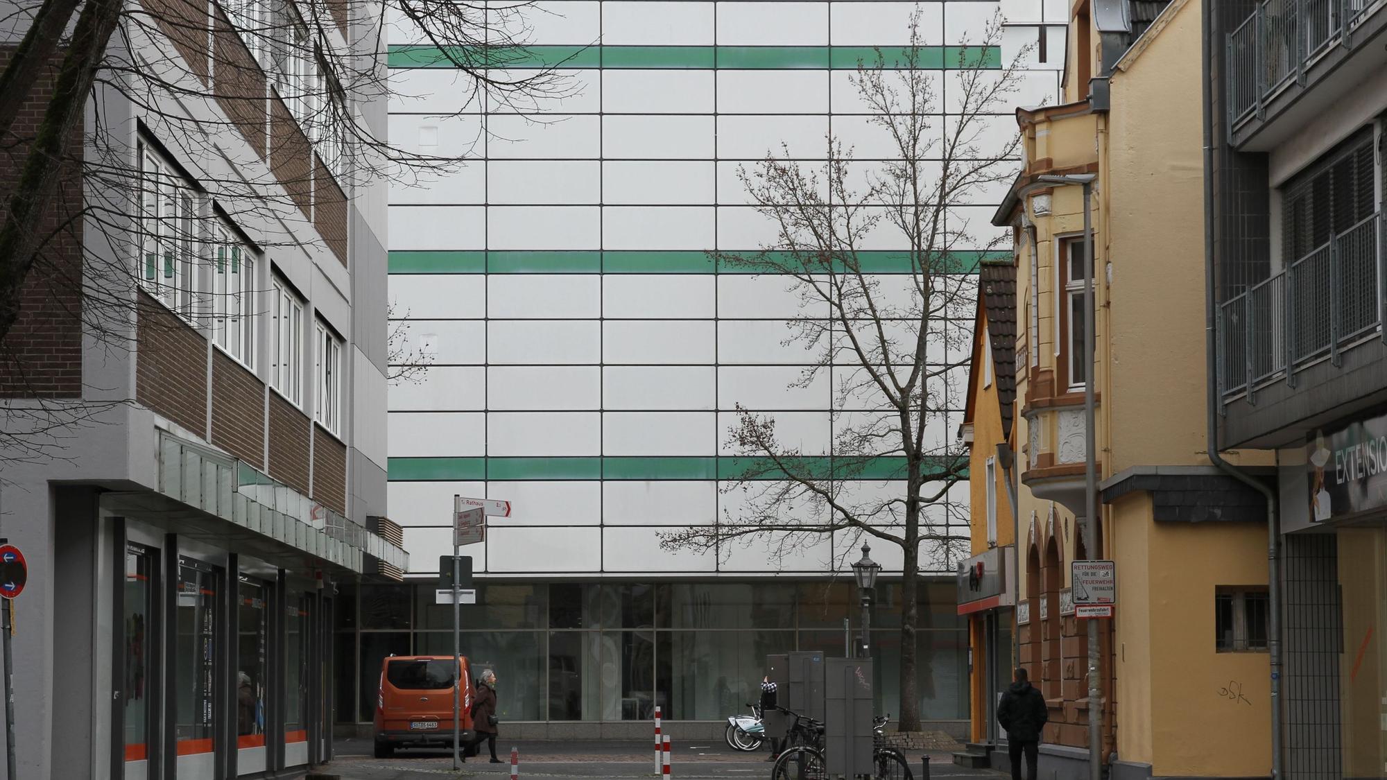 Ein leerstehendes Kaufhaus von einer Seitenstraße aus gesehen