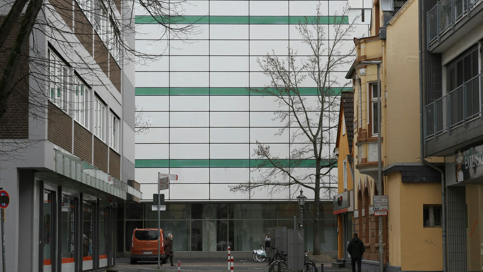 Ein leerstehendes Kaufhaus von einer Seitenstraße aus gesehen