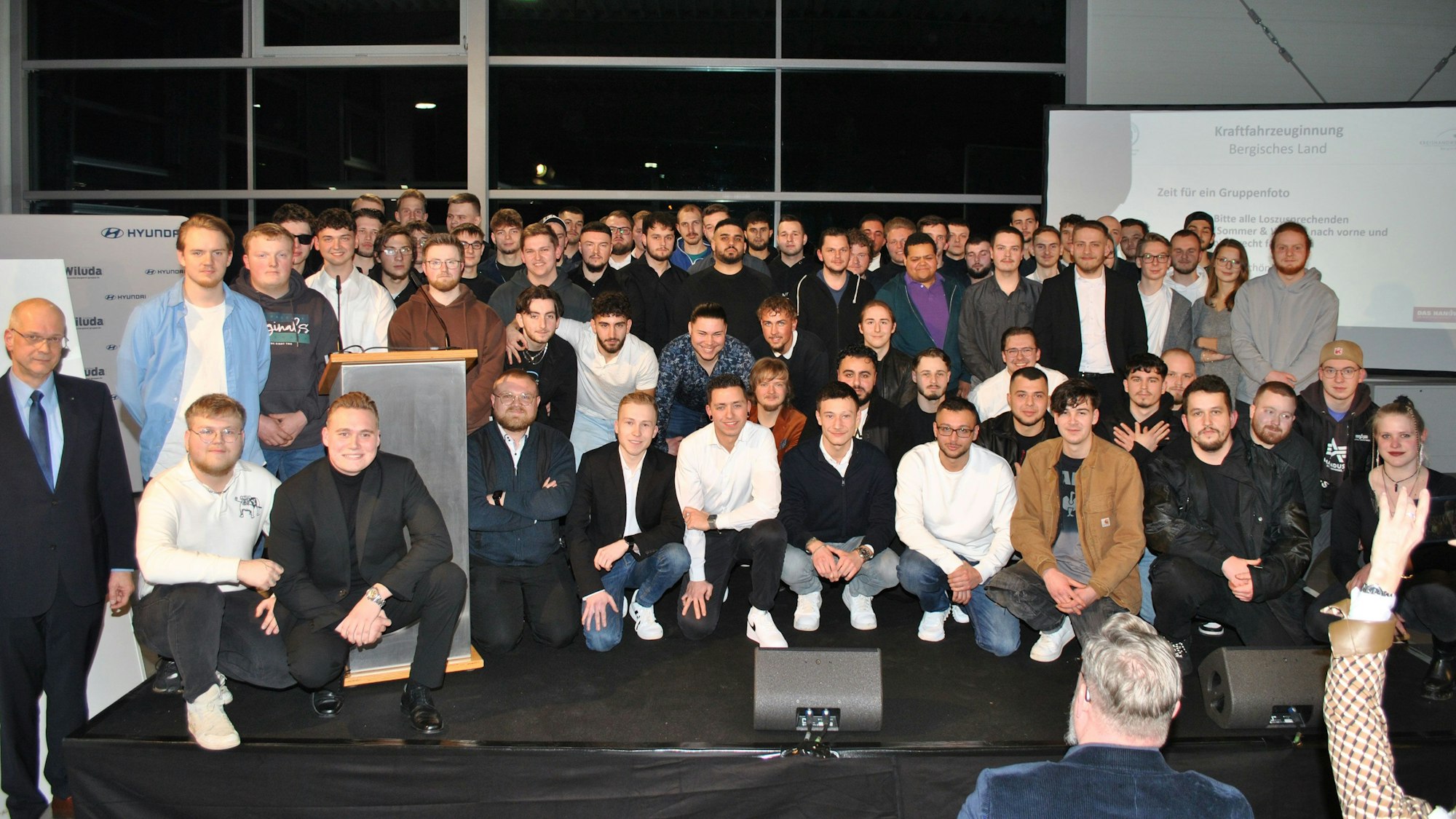 Lossprechung der Kraftfahrzeugmechatroniker. 110 Auzubildende, darunter drei Frauen, wurde im Autohaus Wiluda in Radevormwald losgesprochen.