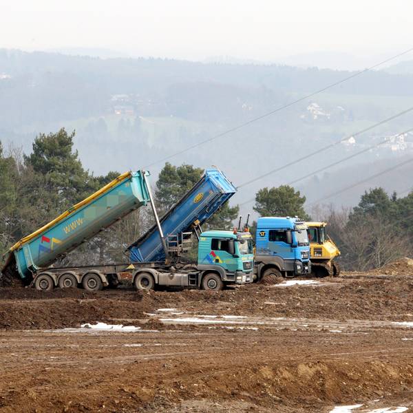 Das Foto zeigt Lkw-Betrieb an der Erddeponie am Lüderich