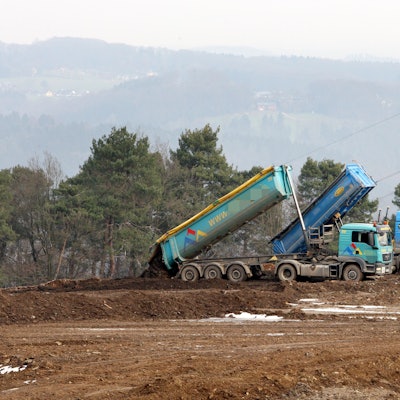 Das Foto zeigt Lkw-Betrieb an der Erddeponie am Lüderich