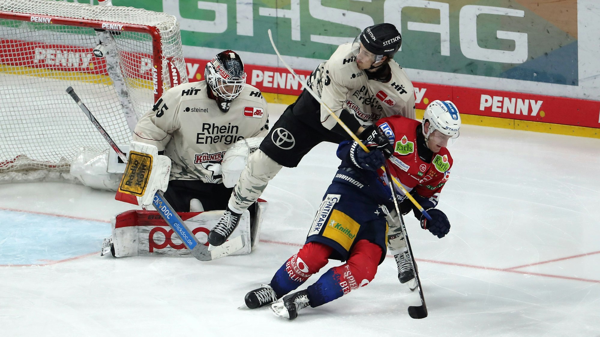 Kein gutes Ende hatte das letzte Aufeinandertreffen mit den Eisbären Berlin für die Kölner Haie (mit Torwart Tobias Ancicka und Louis Marc Aubry) , das am 19. Januar mit 4:5 nach Verlängerung verloren ging.