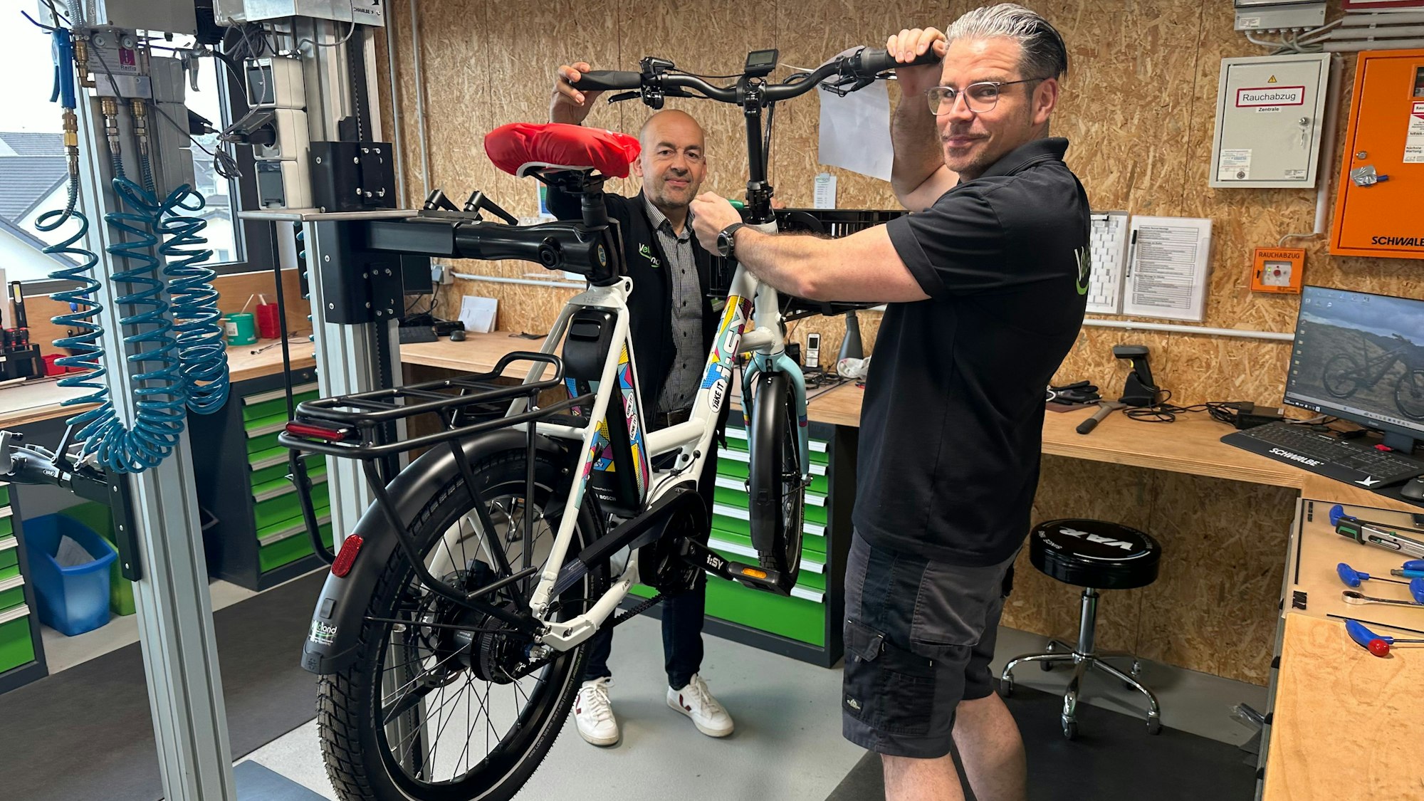 Es gibt zahlreiche Modelle: Ein E-Bike mit kleinen Rädern wird zum Verkauf vorbereitet.