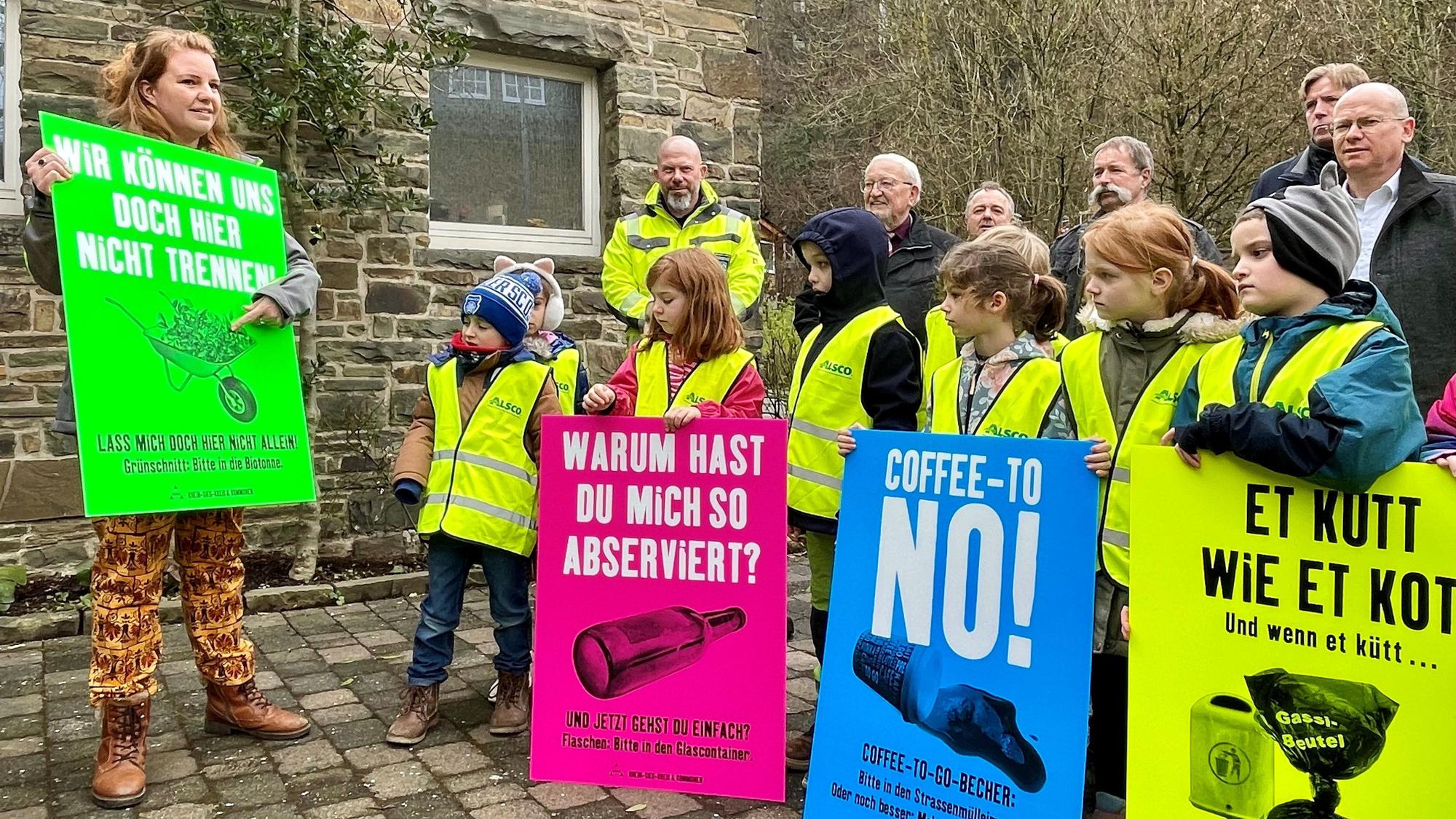 Anna Veerahoo von der RSAG zeigte den Erstklässlern aus Ruppichteroth-Schönenberg die bunten Plakate für den Frühjahrsputz.