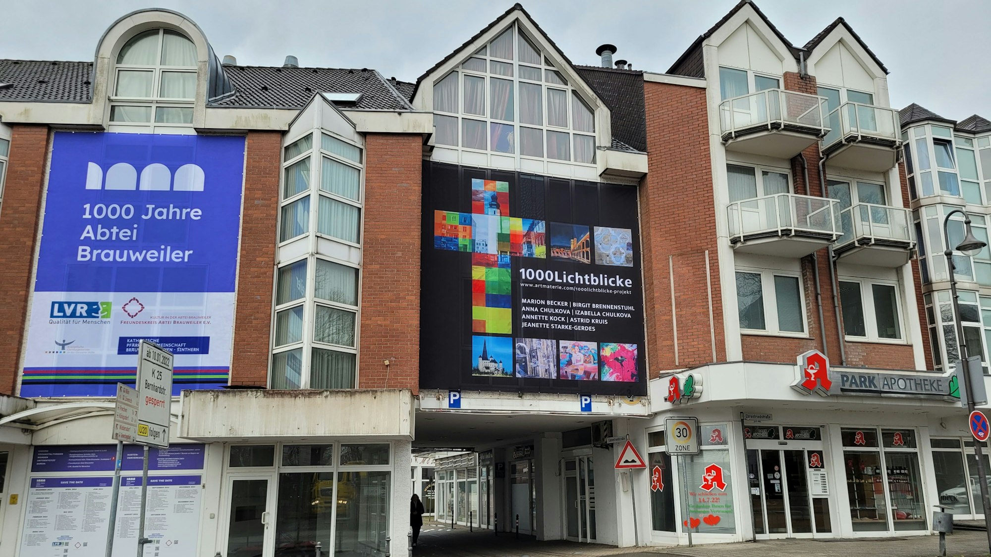 Zu sehen ist ein langgezogener Gebäuderiegel mit leerstehenden Geschäften im Erdgeschoss. Auch die oberen Etagen sind verwaist.