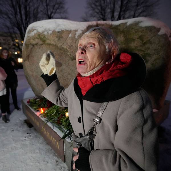Eine Frau wendet sich an die Menschen, die sich versammelt haben, um Blumen für den russischen Oppositionellen Nawalny an einem Denkmal in St. Petersburg niederzulegen. Die Wutrede der Russin wurde mittlerweile millionenfach angesehen.