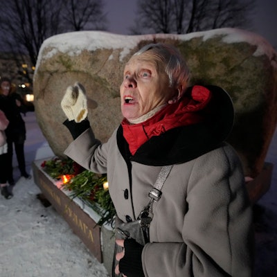 Eine Frau wendet sich an die Menschen, die sich versammelt haben, um Blumen für den russischen Oppositionellen Nawalny an einem Denkmal in St. Petersburg niederzulegen. Die Wutrede der Russin wurde mittlerweile millionenfach angesehen.
