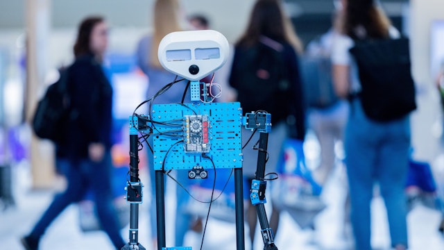 Köln: Der Roboter "E.T" steht auf der Bildungsmesse didacta an einem Stand.