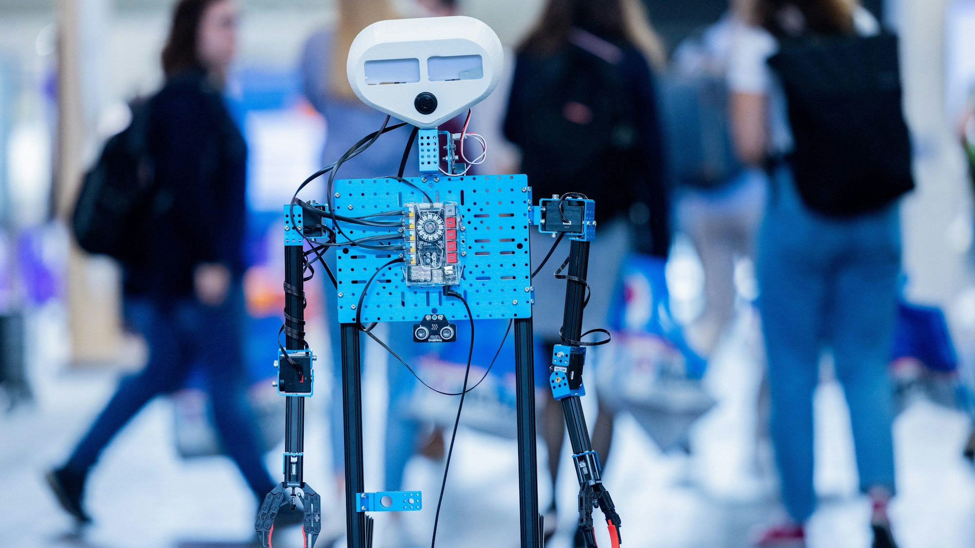 Köln: Der Roboter "E.T" steht auf der Bildungsmesse didacta an einem Stand.