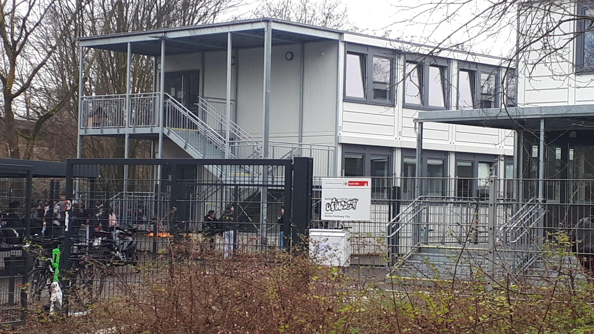 Blick auf ein Container-Schulgebäude