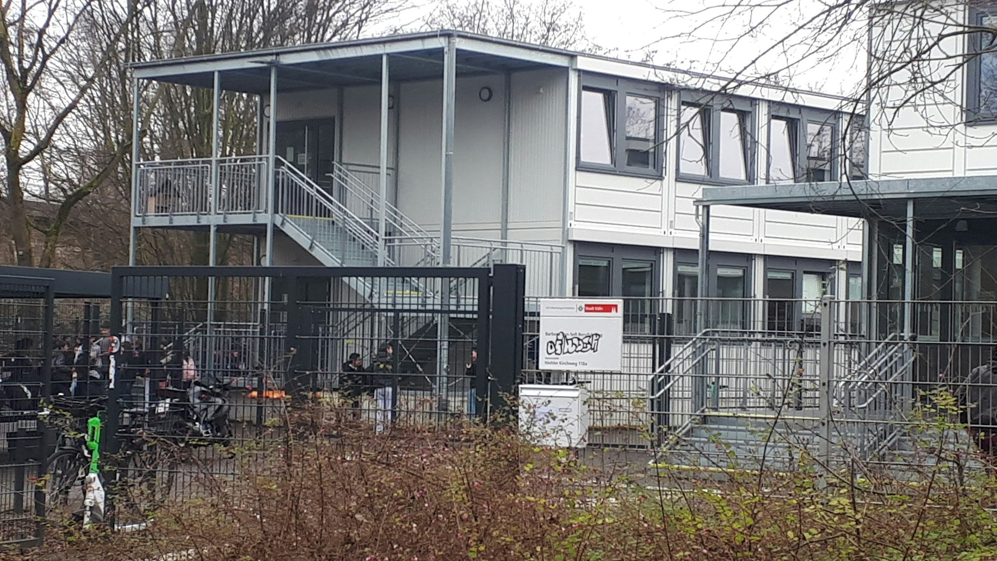 Blick auf ein Container-Schulgebäude