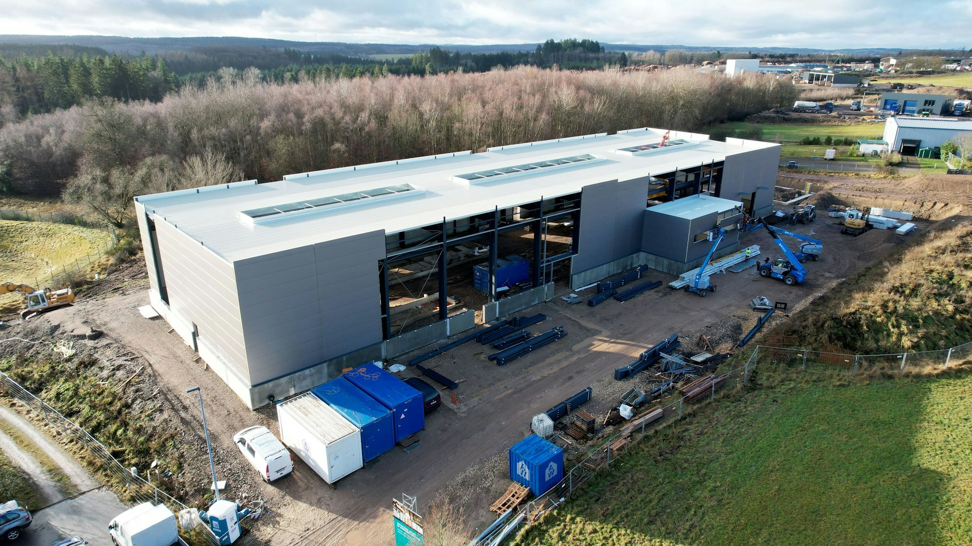 Luftaufnahme einer im Bau befindlichen Industriehalle im Gewerbegebiet Zingsheim-Süd.