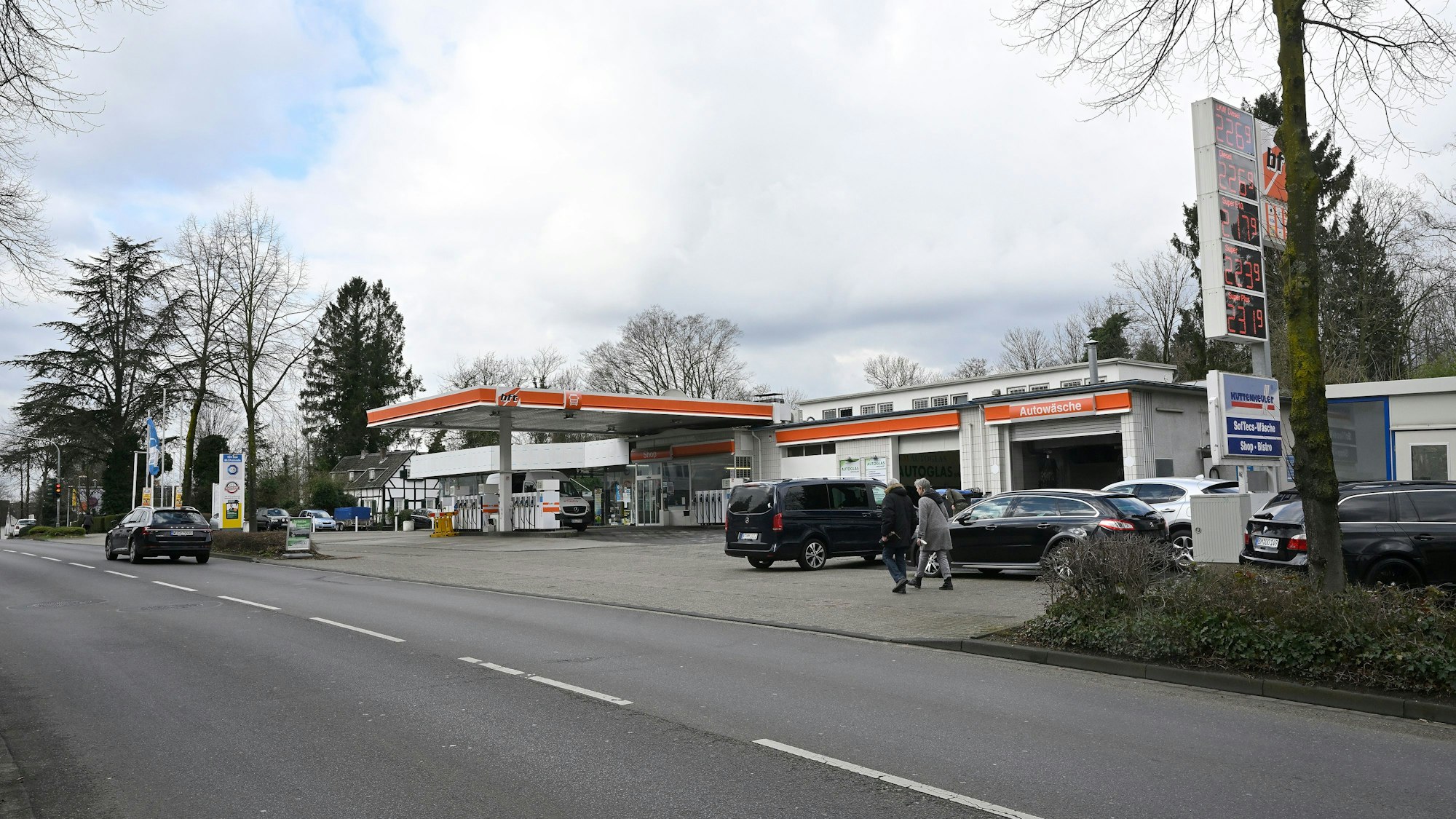 Zu sehen ist im Vordergrund die Fahrbahn, am Straßenrand befindet sich eine Tankstelle.