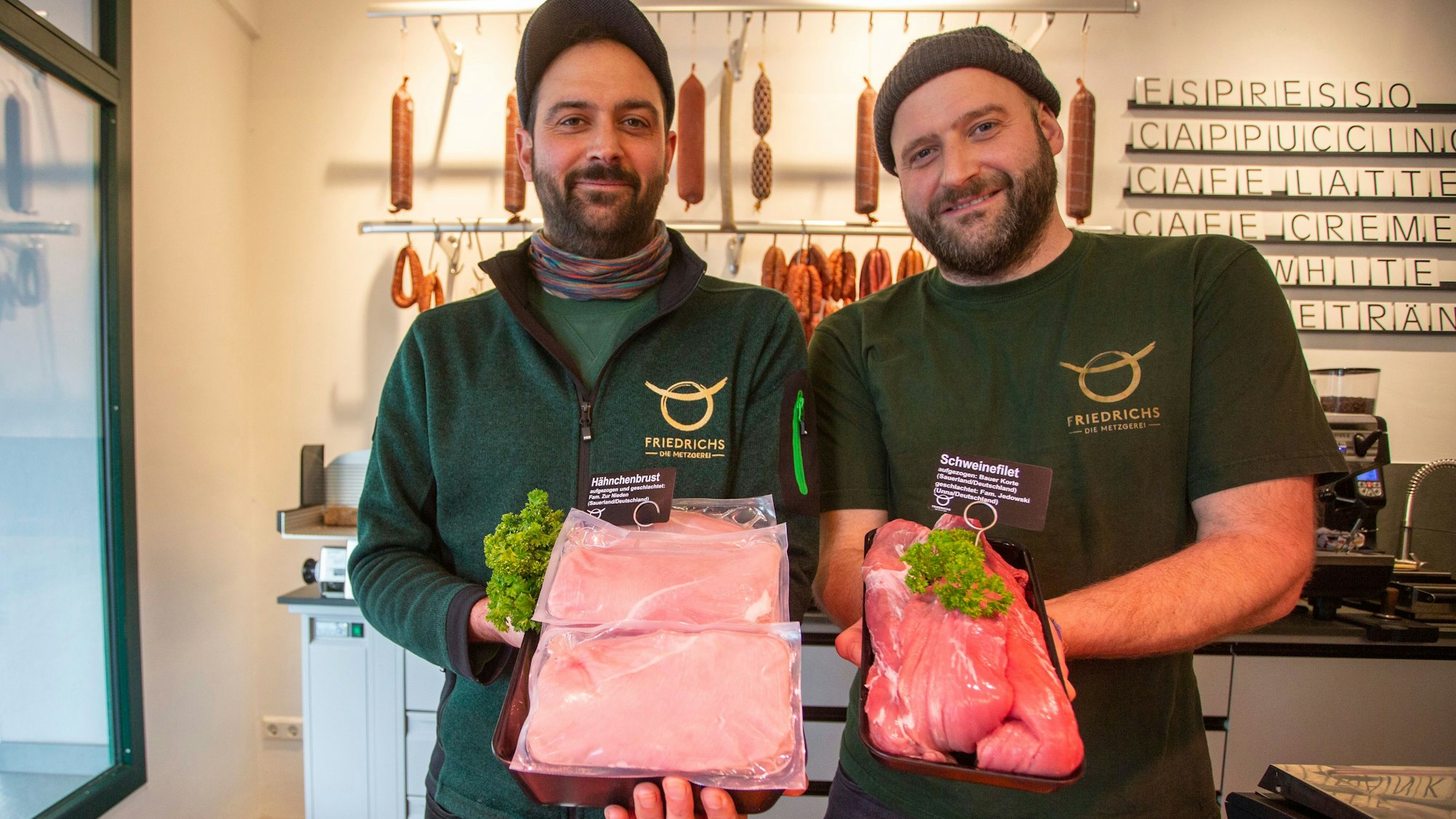 Die Brüder Sebastian und David Friedrichs (r.) achten in ihrer Familienmetzgerei besonders auf artgerechte Haltung und Transparenz.