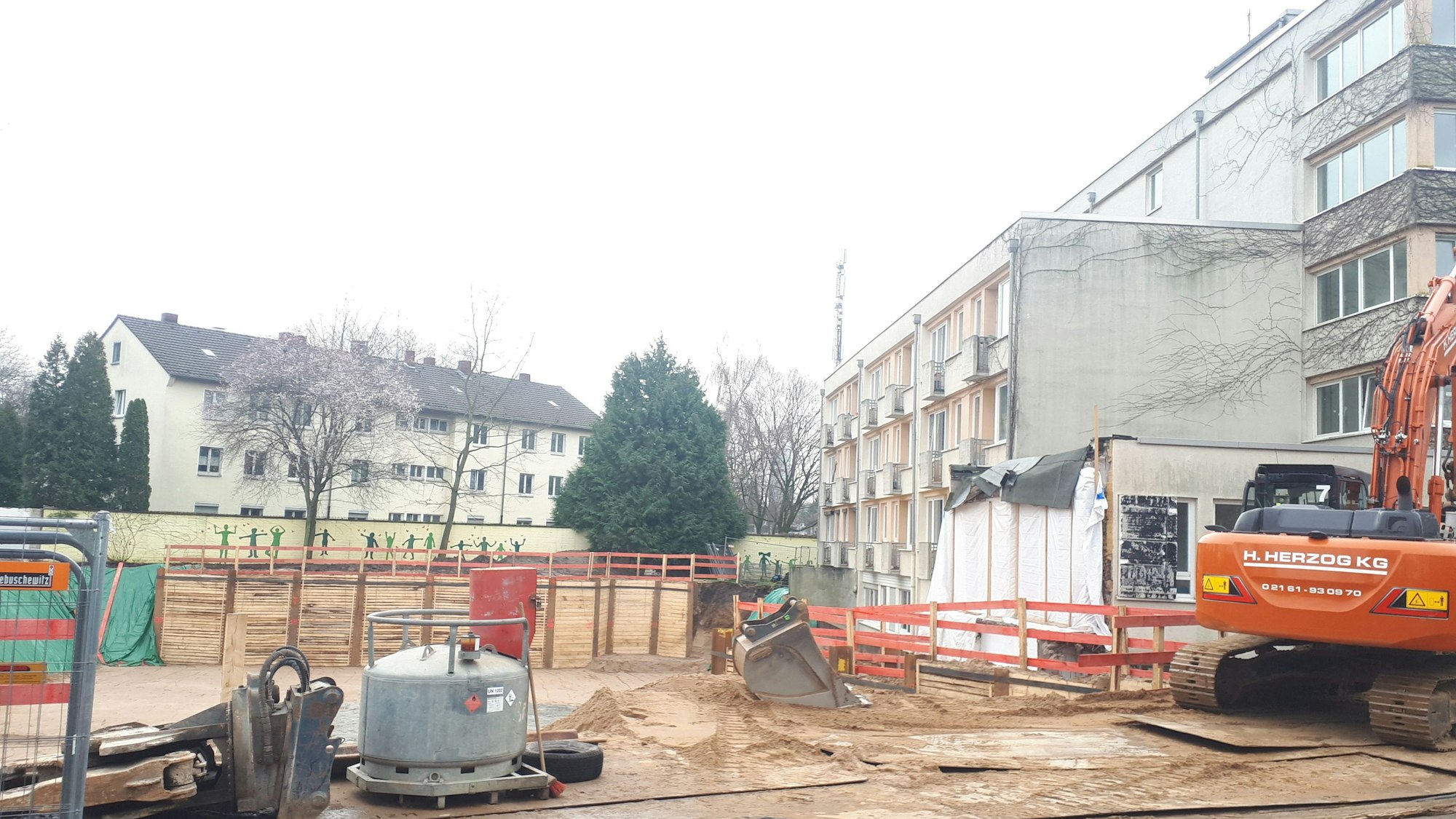 Erdarbeiten an einer Baustelle sind zu sehen.