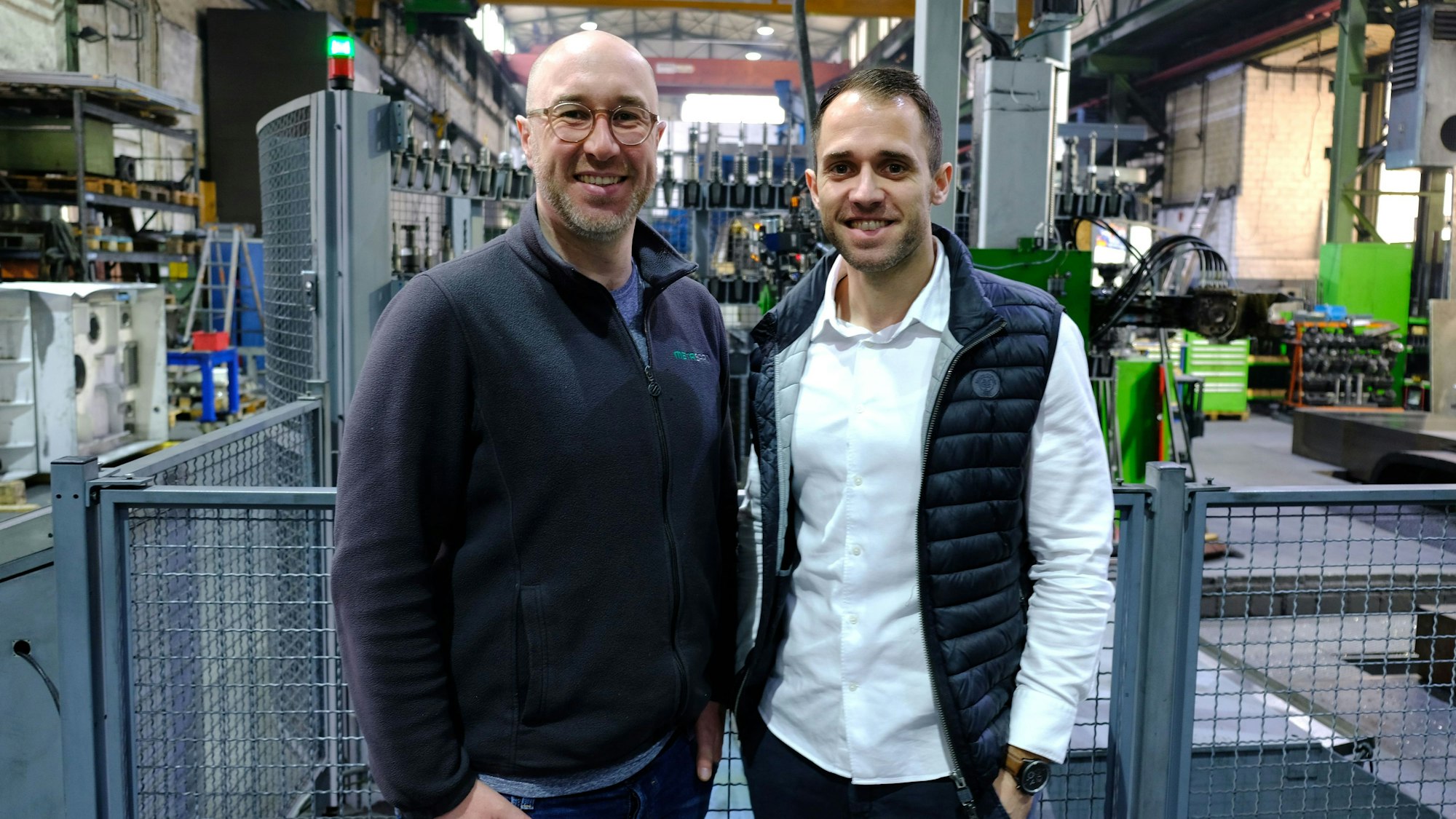 Die Brüder Daniel (l.) und Manuel Jansen stehen in einer alten Werkshalle in Vussem.