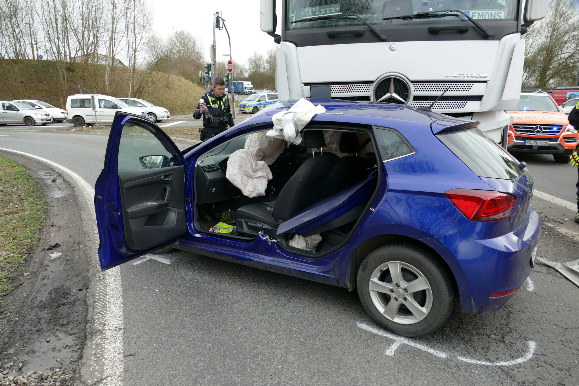 Dem Auto fehlt die Hintertür und die mittlere Säule.