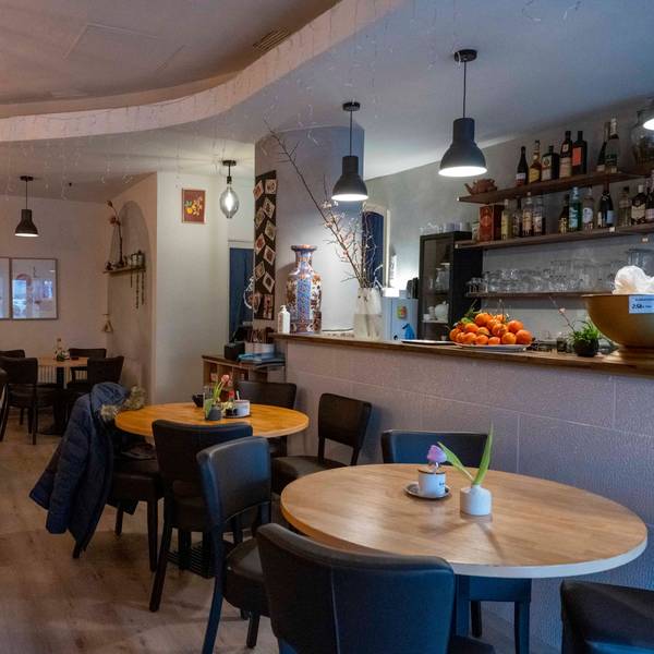 Runde Tische und gemütliche Stühle stehen im Innenraum des Restaurants Lai de Hao.