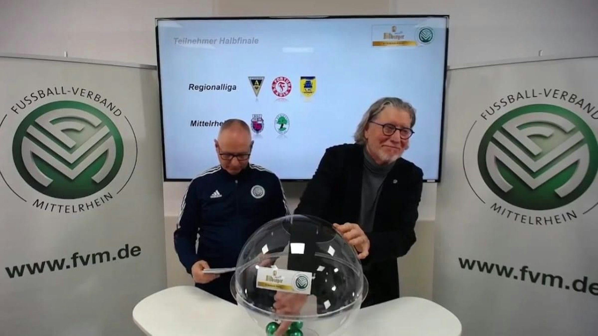 Auf dem Foto ist zu sehen, wie Ex-Nationaltorhüter Toni Schumacher in die Lostrommel greift.