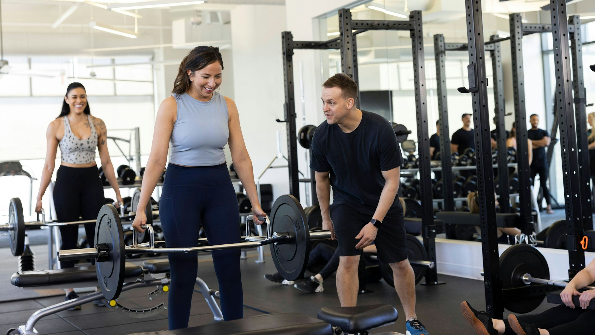 Frauen beim Krafttraining im Fitnessstudio. Laut einer Studie müssen Frauen deutlich weniger Sport treiben, um den gleichen gesundheitlichen Nutzen zu erzielen. (Symbolbild)