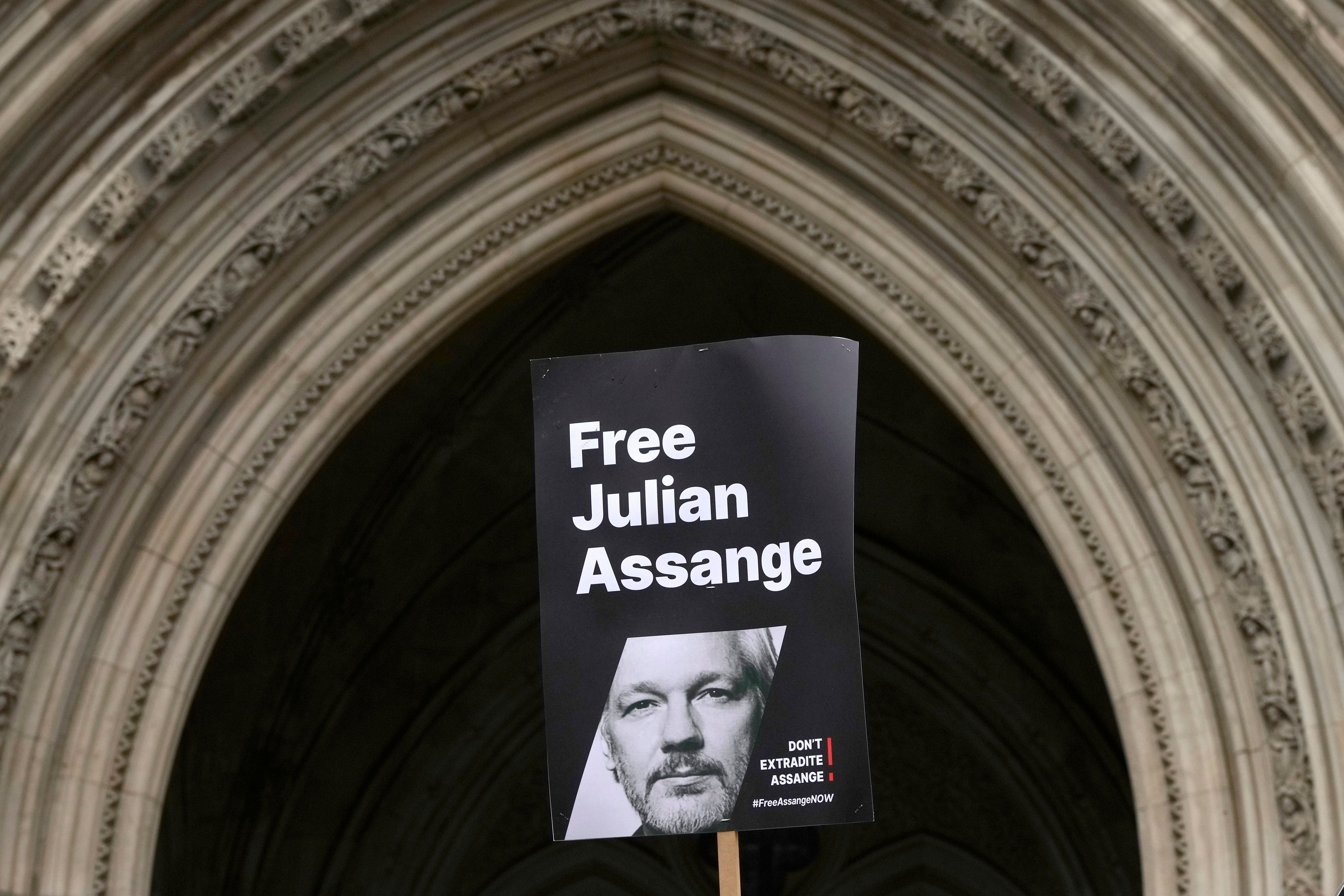 Ein Transparent, mit dem Konterfei von WikiLeaks-Gründer, Julian Assange, wird vor dem Royal Courts of Justice in London hochgehalten.