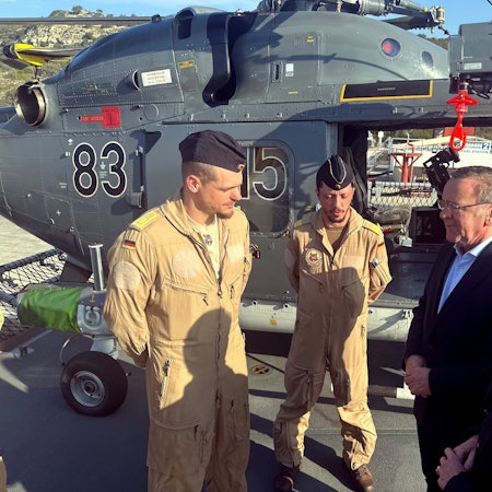 Griechenland, Souda: Boris Pistorius (SPD, 2.v.r), Bundesminister der Verteidigung, informiert sich an Bord der Fregatte „Hessen“ im Souda Bay, Kreta. Er spricht mit zwei Soldaten. Im Hintergrund ist ein Helikopter zu sehen.