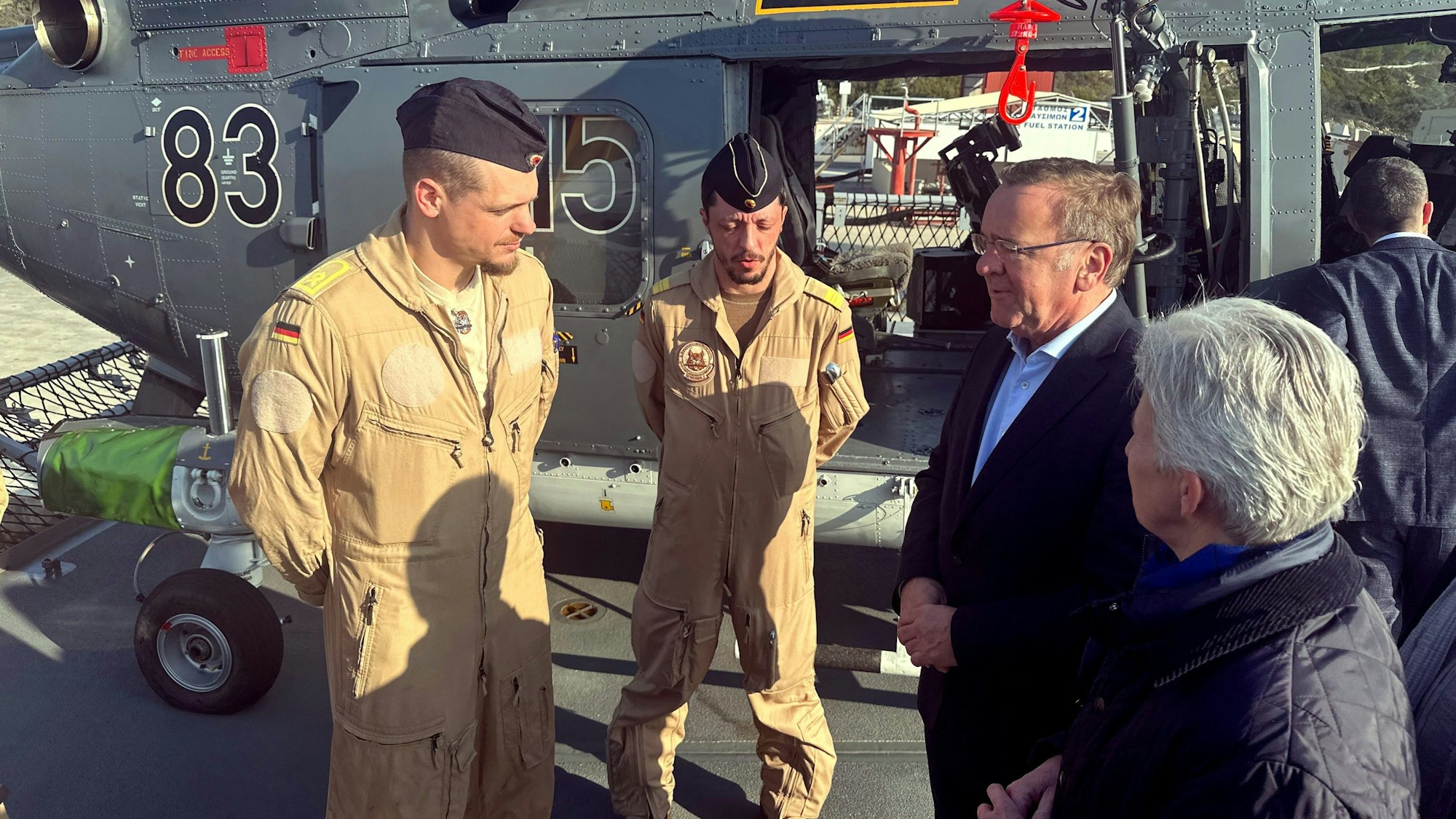 Griechenland, Souda: Boris Pistorius (SPD, 2.v.r), Bundesminister der Verteidigung, informiert sich an Bord der Fregatte „Hessen“ im Souda Bay, Kreta. Er spricht mit zwei Soldaten. Im Hintergrund ist ein Helikopter zu sehen.