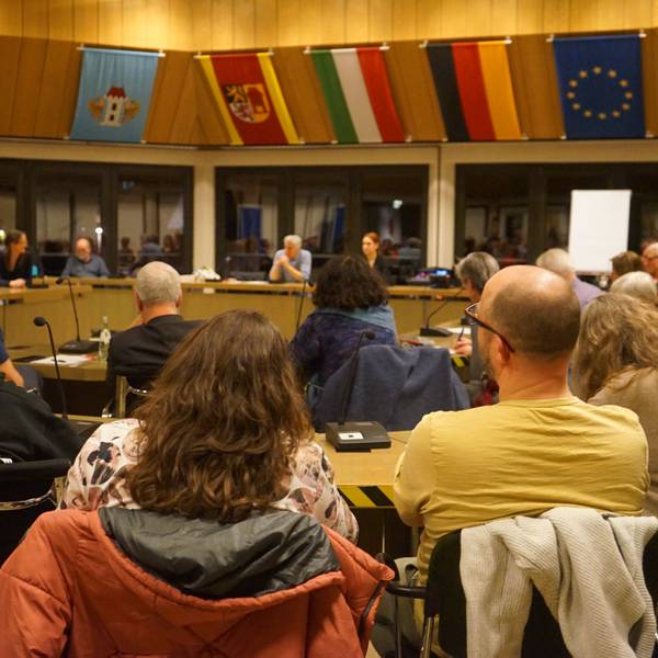 Auf dem Foto sind Teilnehmer einer Veranstaltung zu sehen, bei der in Kerpen ein Bündnis für Toleranz, Zusammenhalt und wehrhafte Demokratie gegründet worden ist.