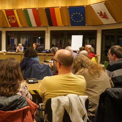 Auf dem Foto sind Teilnehmer einer Veranstaltung zu sehen, bei der in Kerpen ein Bündnis für Toleranz, Zusammenhalt und wehrhafte Demokratie gegründet worden ist.