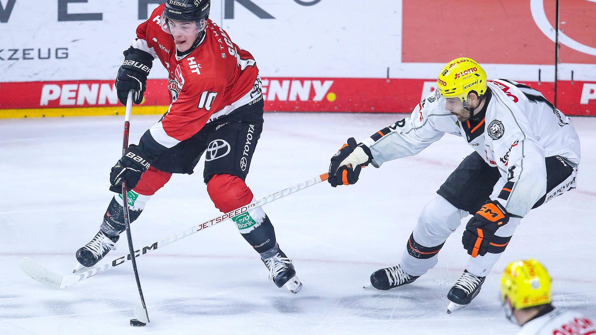 Zwei Eishockey-Spieler im Duell (Archivbild)