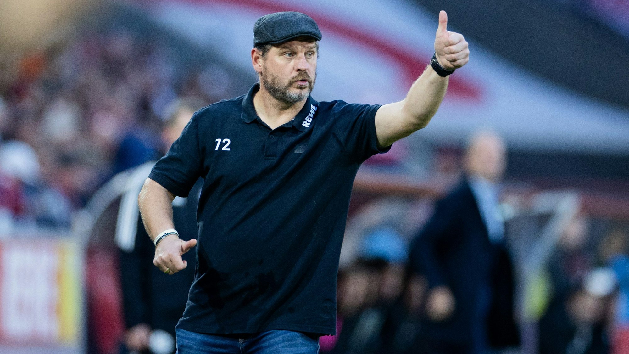 Kölns Trainer Steffen Baumgart hebt den Daumen. (zu dpa: «Verpflichtung perfekt: Baumgart neuer HSV-Trainer») Foto: Rolf Vennenbernd/dpa +++ dpa-Bildfunk +++