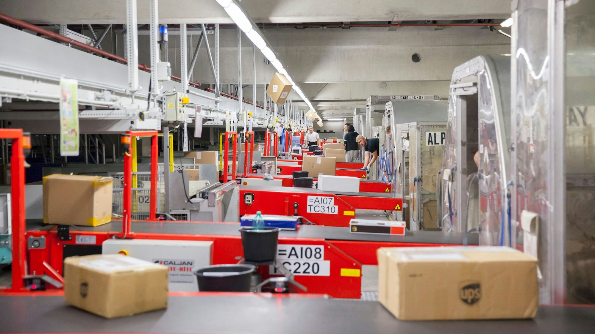 Paketsortierung im UPS-Hub Köln/Bonn