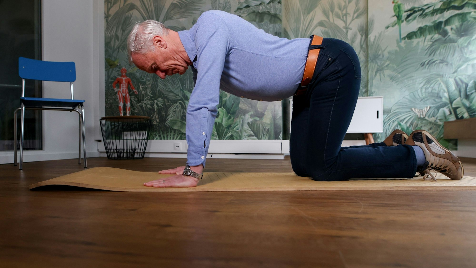 Ingo Froböse zeigt die Position Kuh.