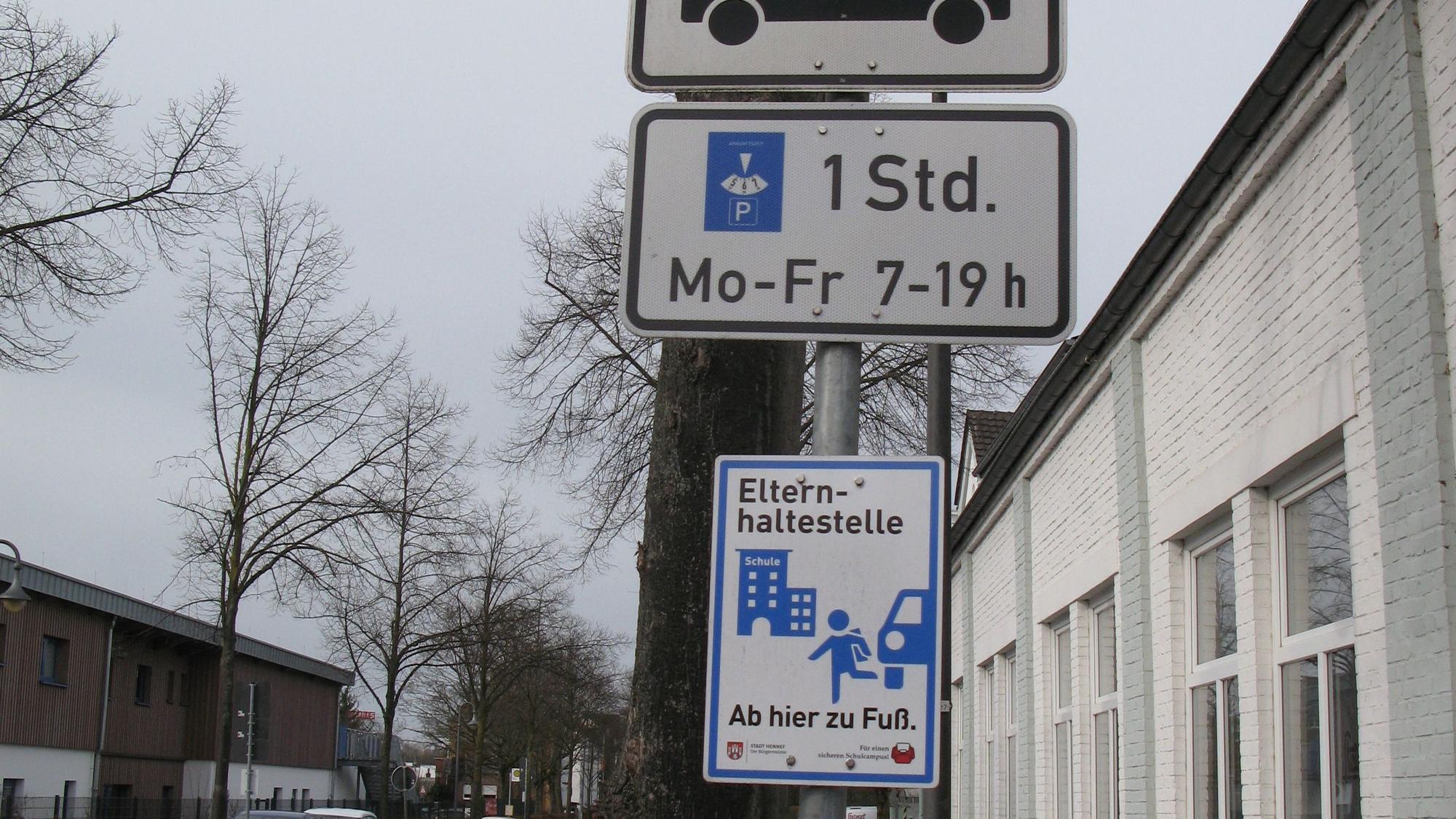 In Hennef hat die Stadt an der Frankfurter Straße vormalige Dauerparkplätze für die Stopps im Schüler-Hol- und Bringverkehr ausgewiesen.