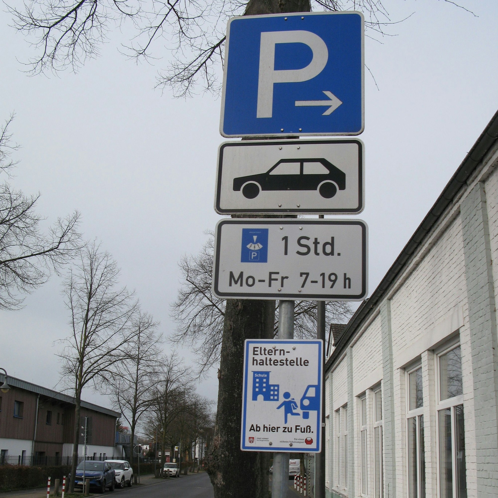 Ein Schild weist einen Seitenstreifen an der Straße in Schulnähe für Elterntaxi-Stopps aus.