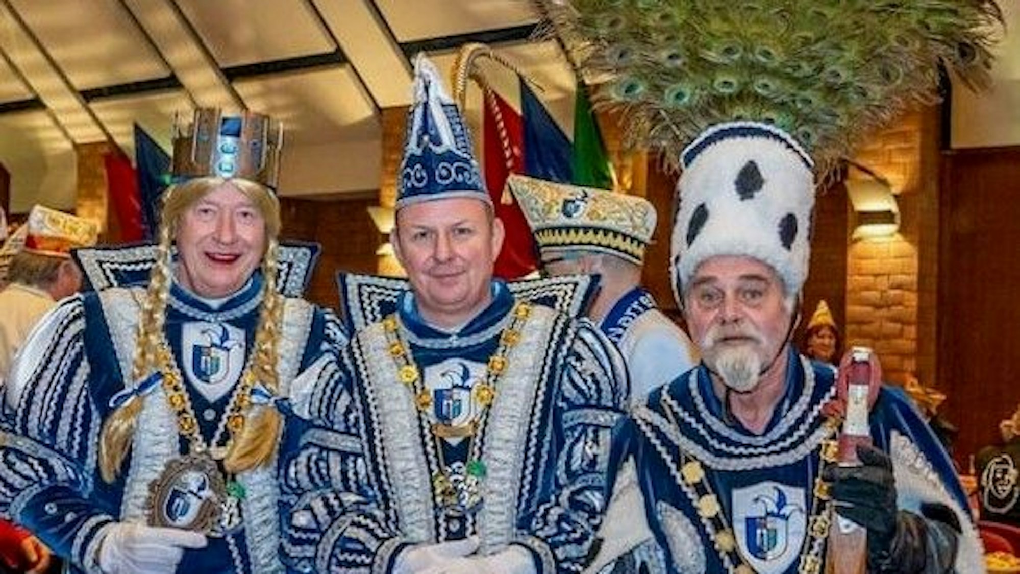 Die Tollitäten der KG Pullemer Narrenzunft in ihren Ornaten in den Farben Blau-Weiß lächeln in die Kamera.