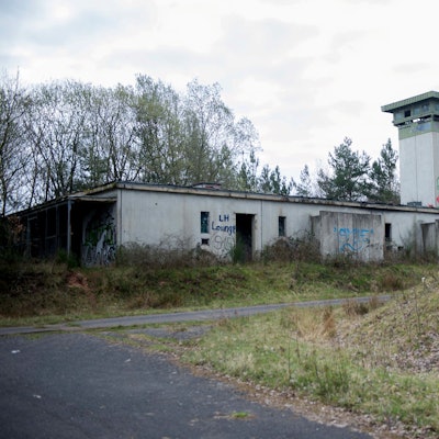Das Bild zeigt ein Gebäude der ehemaligen Raketenstation. Es ist seit Jahren der Natur überlassen.