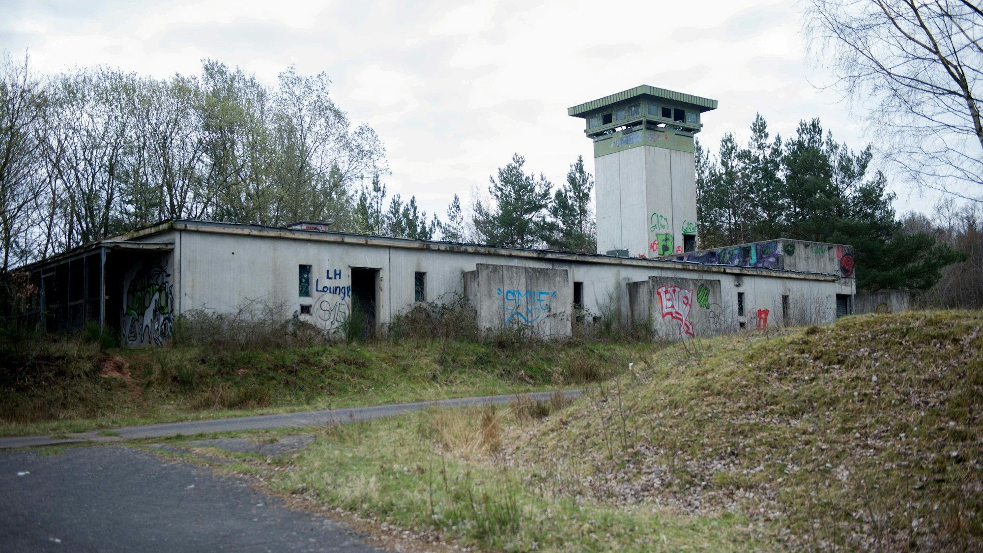 Das Bild zeigt ein Gebäude der ehemaligen Raketenstation. Es ist seit Jahren der Natur überlassen.