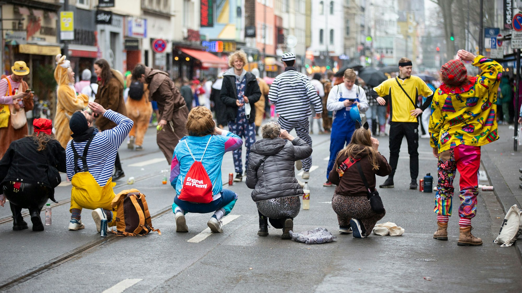 Wie viele junge Menschen im Kwartier Latäng Karneval feiern, wollen viele Anwohner nicht akzeptieren.