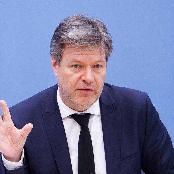Robert Habeck (Bündnis 90/Die Grünen), Bundesminister für Wirtschaft und Klimaschutz, artikuliert mit der rechten, offenen Hand vor einem blauen Hintergrund.