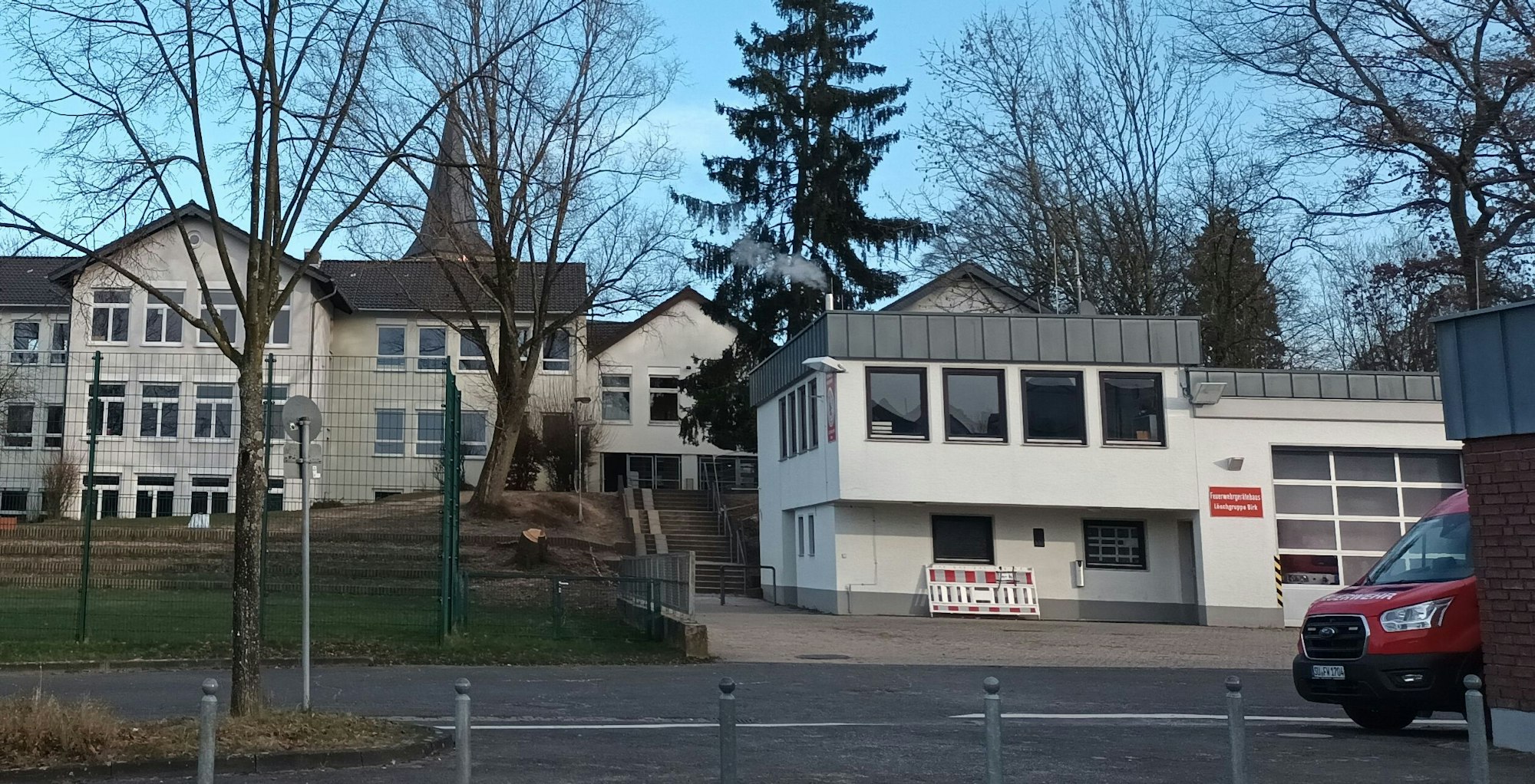 Gebäude und eine Kirche