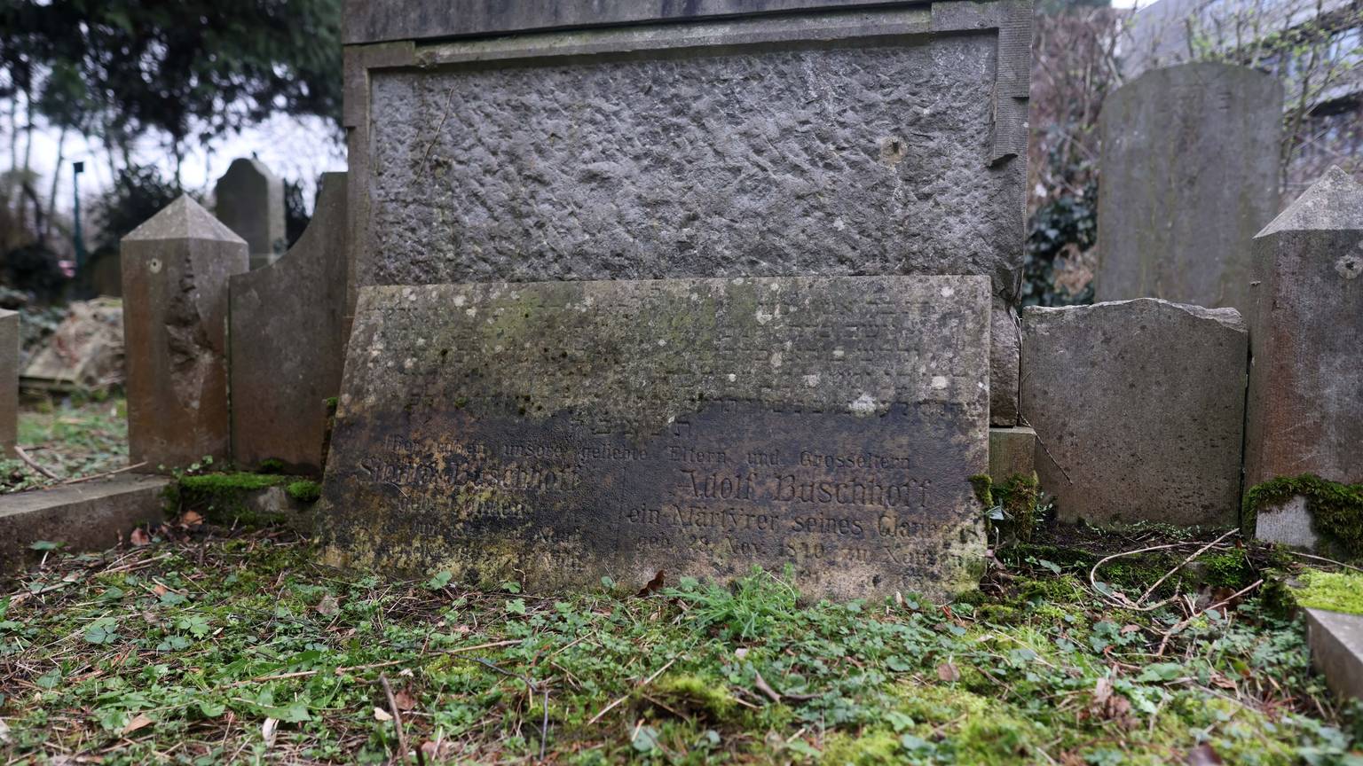Letzte Ruhestätte: Auf dem jüdischen Friedhof in Deutz liegt Adolf Buschhoff neben seiner Frau bestattet.